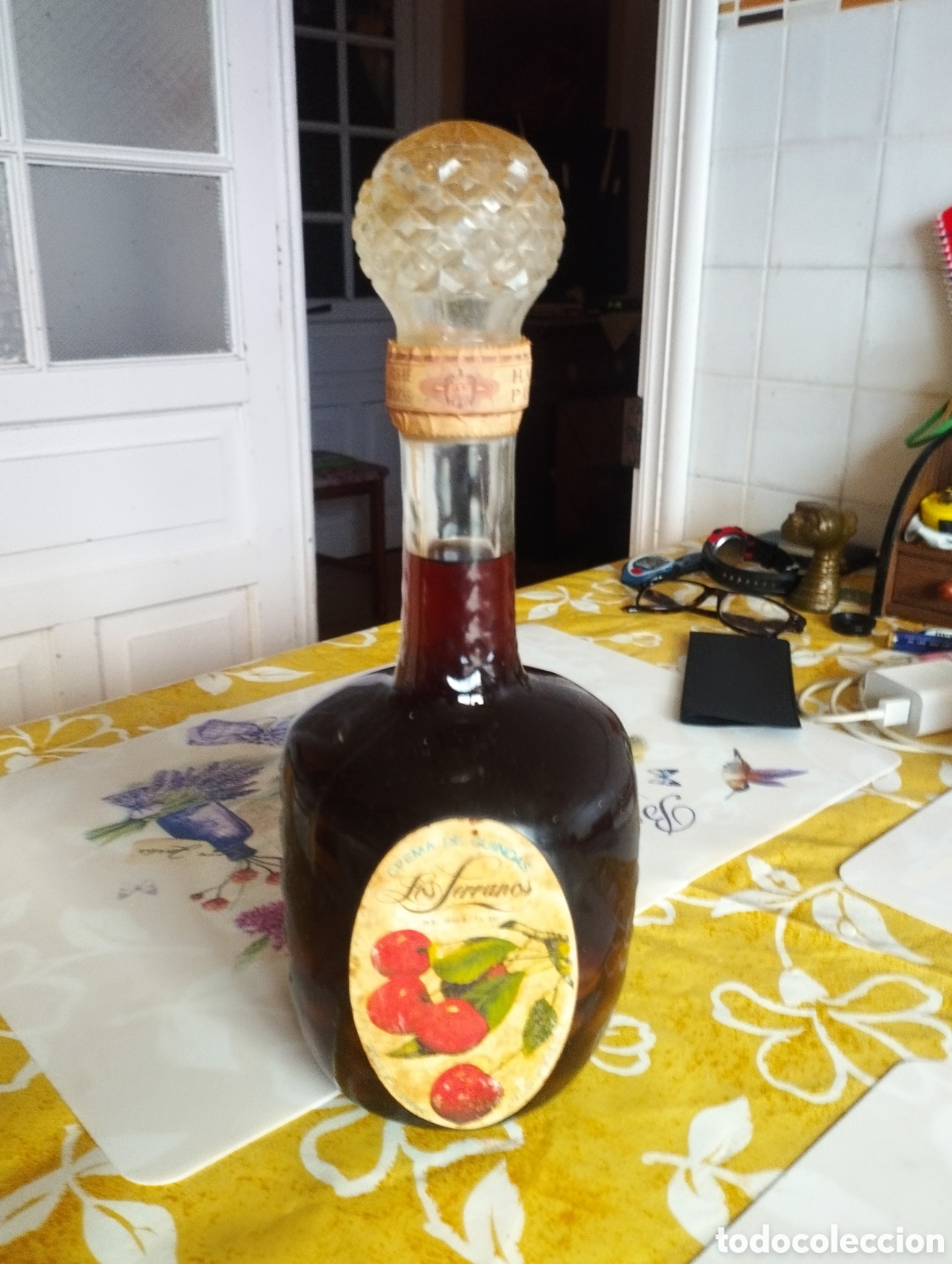 Coleccionismo de vinos y licores: ANTIGUA BOTELLA CREMA DE GUINDAS LOS SERRANO ( RIBADESELLA )