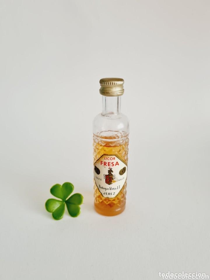 Coleccionismo de vinos y licores: BOTELLITA LICOR FRESA 12.1CM VIDRIO BOTELLIN