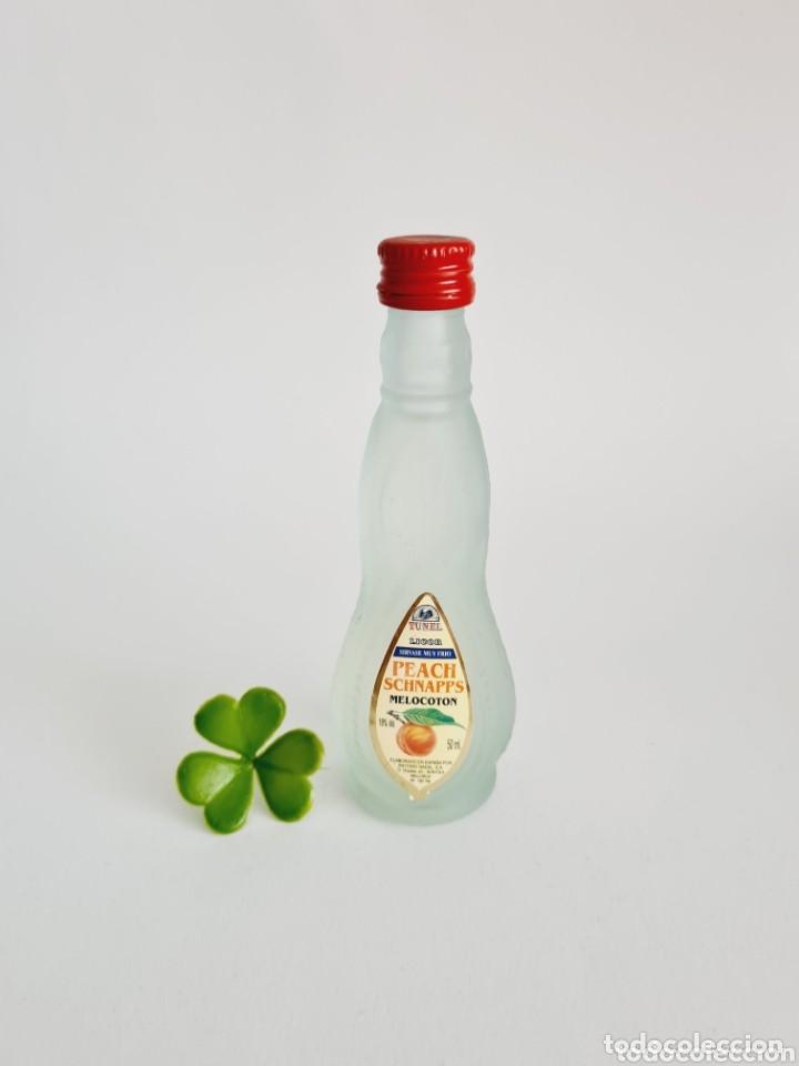 Coleccionismo de vinos y licores: BOTELLITA LICOR MELOCOTON 13CM VIDRIO BOTELLIN
