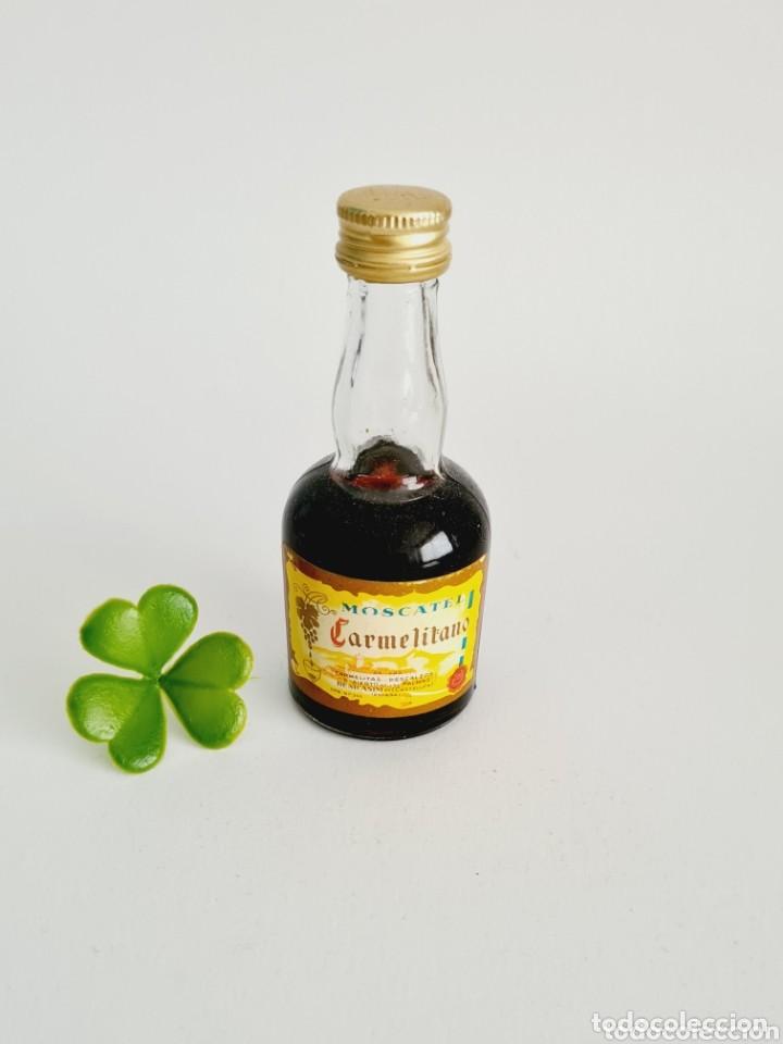 Coleccionismo de vinos y licores: BOTELLITA MOSCATEL CARMELITANO 10CM VIDRIO BOTELLIN