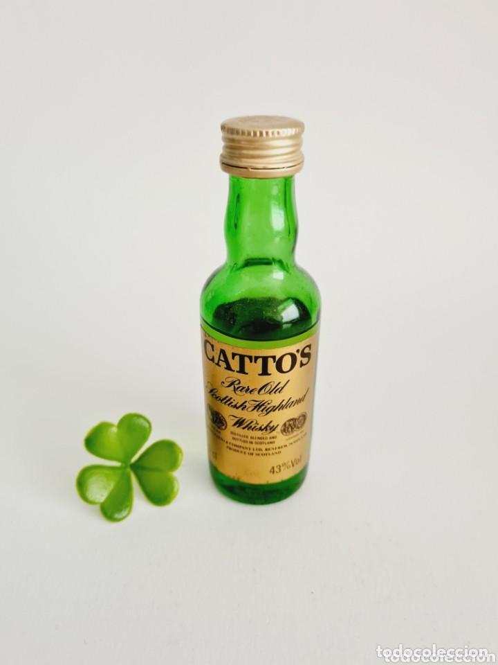 Coleccionismo de vinos y licores: BOTELLITA WHISKY CATTOS 11.9CM VIDRIO BOTELLIN