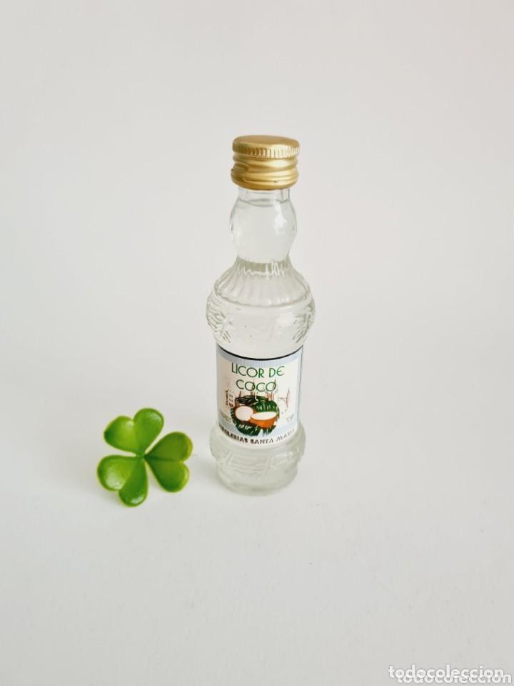 Coleccionismo de vinos y licores: BOTELLITA LICOR DE COCO 12.1CM VIDRIO BOTELLIN