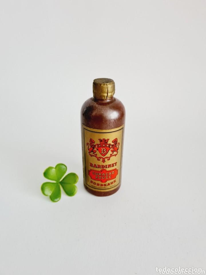 Coleccionismo de vinos y licores: BOTELLITA CURACAO BARDINET 10.5CM BOTELLIN LLENO