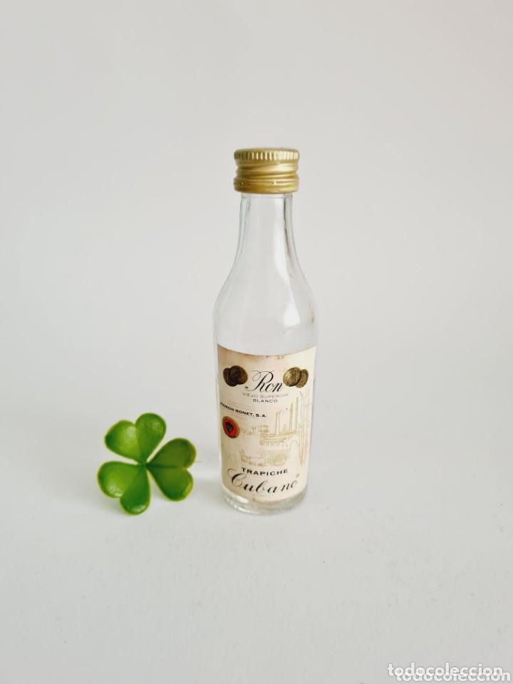 Coleccionismo de vinos y licores: BOTELLITA RON TRAPICHE CUBANO 11.5CM VIDRIO BOTELLIN