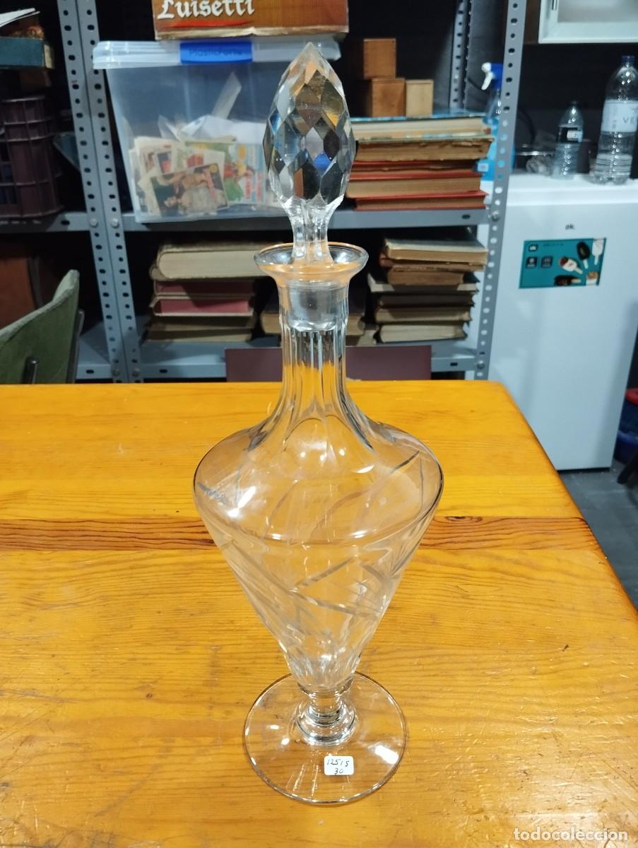 Coleccionismo de vinos y licores: BOTELLA LICORERA DE CRISTAL TALLADO CON TAP&Oacute;N.