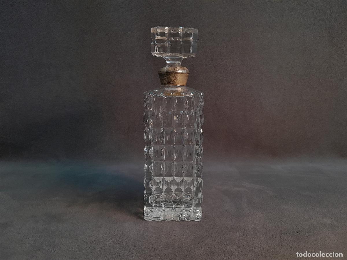 Collection of wines and liquors: LICORERA DE CRISTAL TALLADO Y VIROLA DE PLATA DE LEY. SIGLO XX.