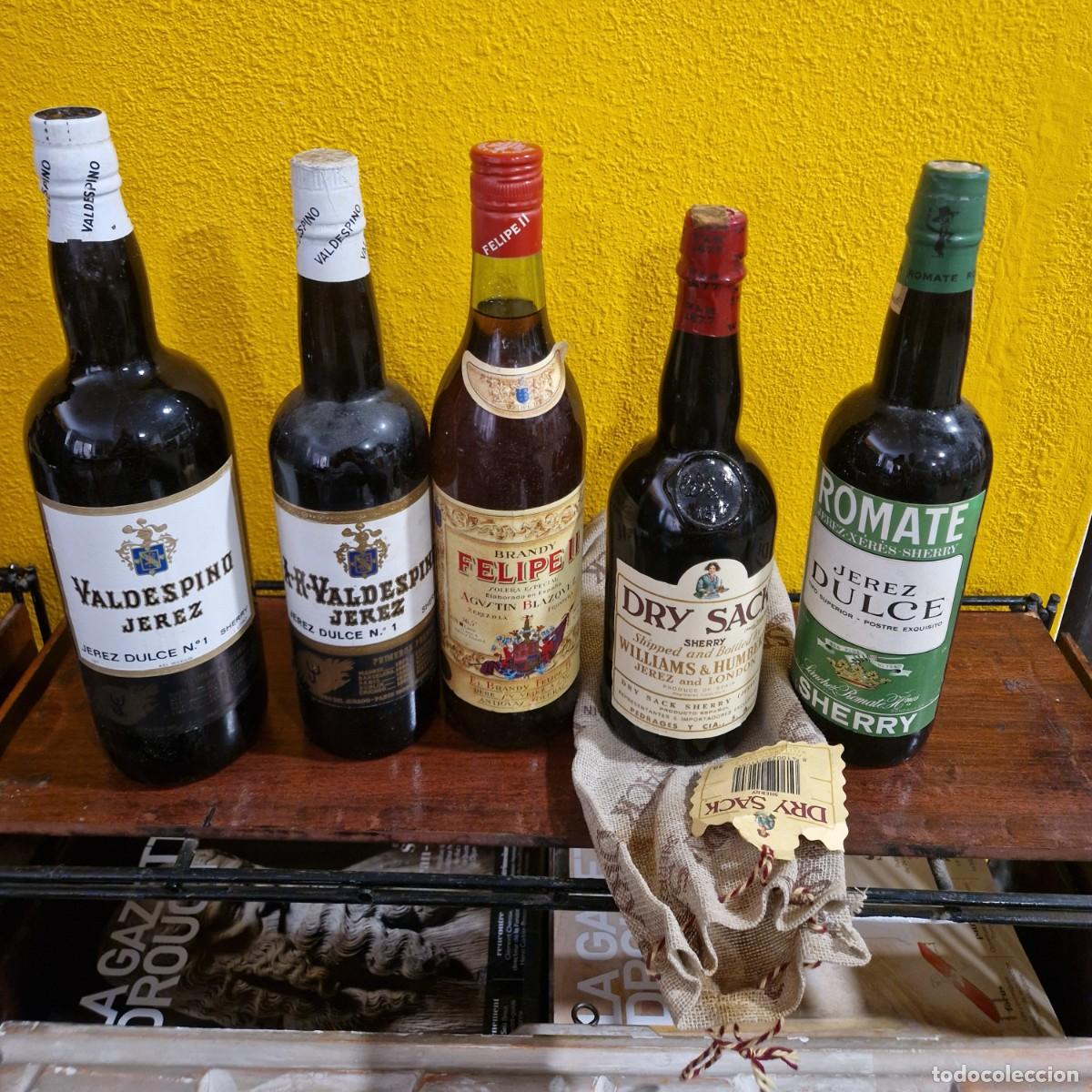 Coleccionismo de vinos y licores: 5 botellas de Jerez en perfecto estado de conservaci&oacute;n.