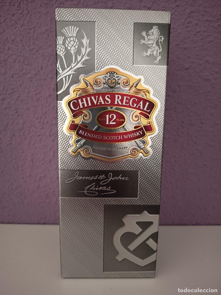 Coleccionismo de vinos y licores: Caja con botella precintadas de chivas regal