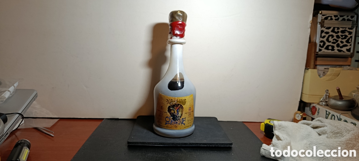 Coleccionismo de vinos y licores: Botella antigua Conde de Osborne edici&oacute;n Dal&iacute; precintada