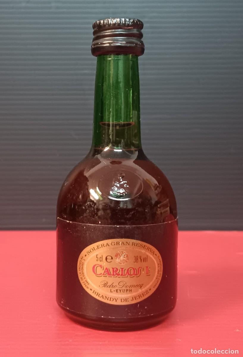 Coleccionismo de vinos y licores: ANTIGUA MINI BOTELLA LICOR BRANDY CARLOS I