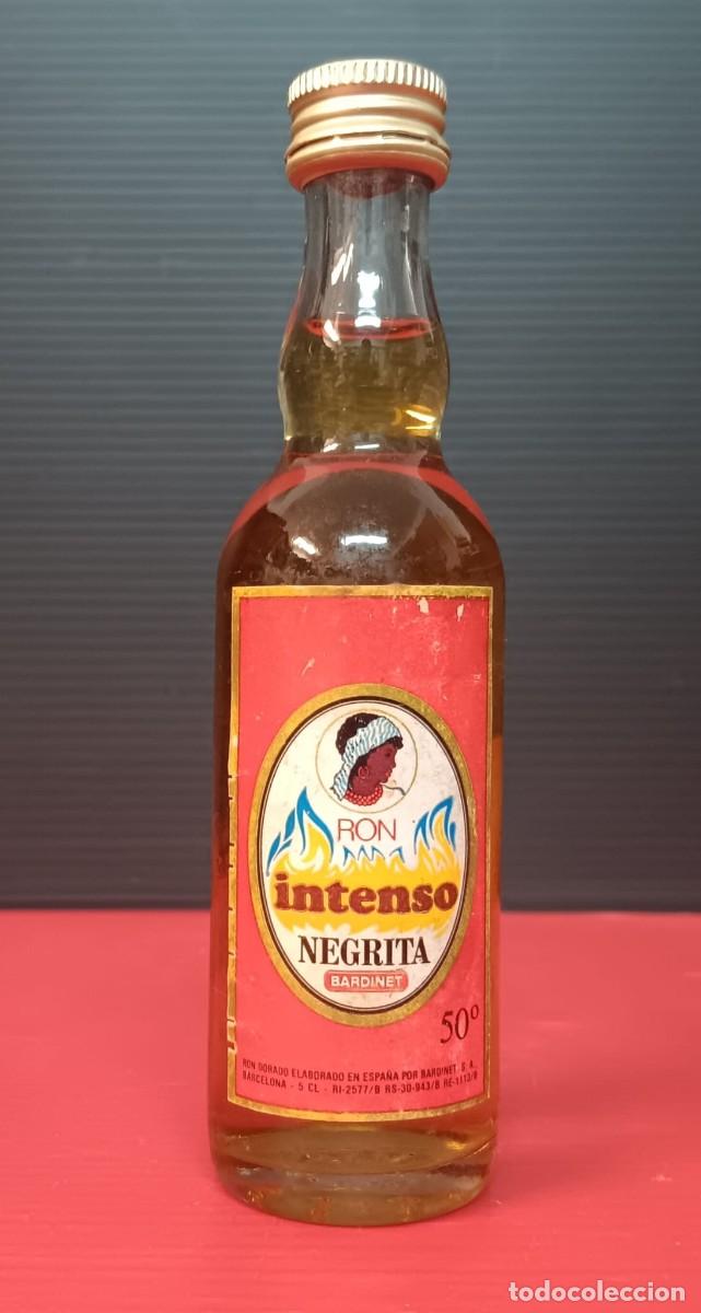 Coleccionismo de vinos y licores: ANTIGUA MINI BOTELLA LICOR RON NEGRITA