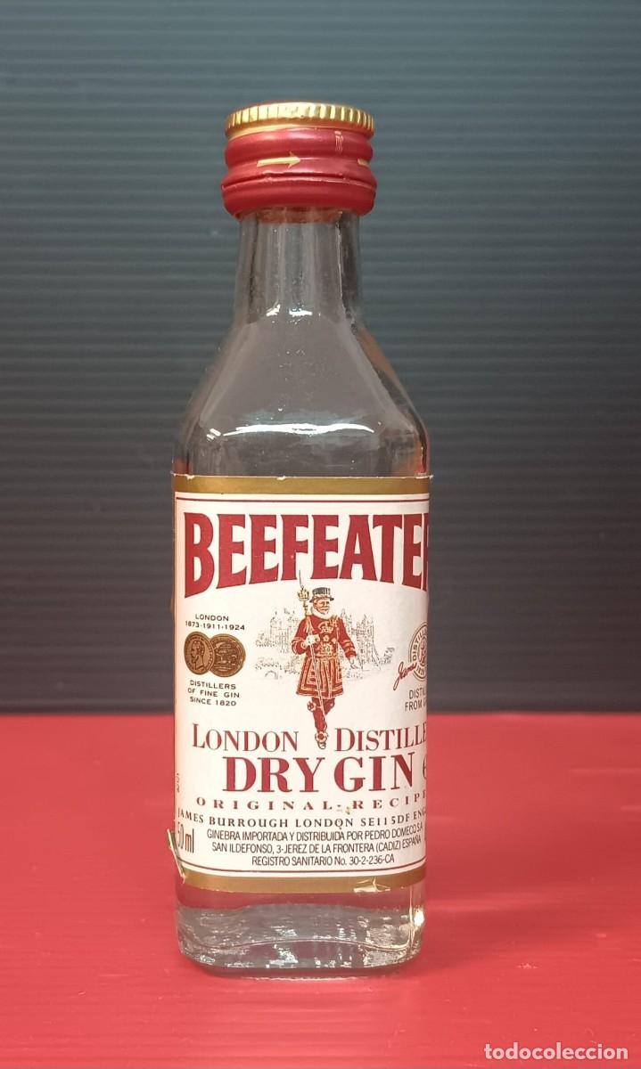 Coleccionismo de vinos y licores: ANTIGUA MINI BOTELLA LICOR GIN BEEFEATER