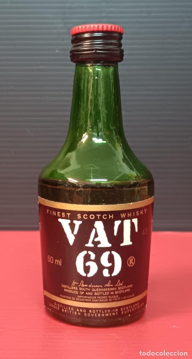 Collection of wines and liquors: ANTIGUA MINI BOTELLA LICOR WHISKY VAT 69