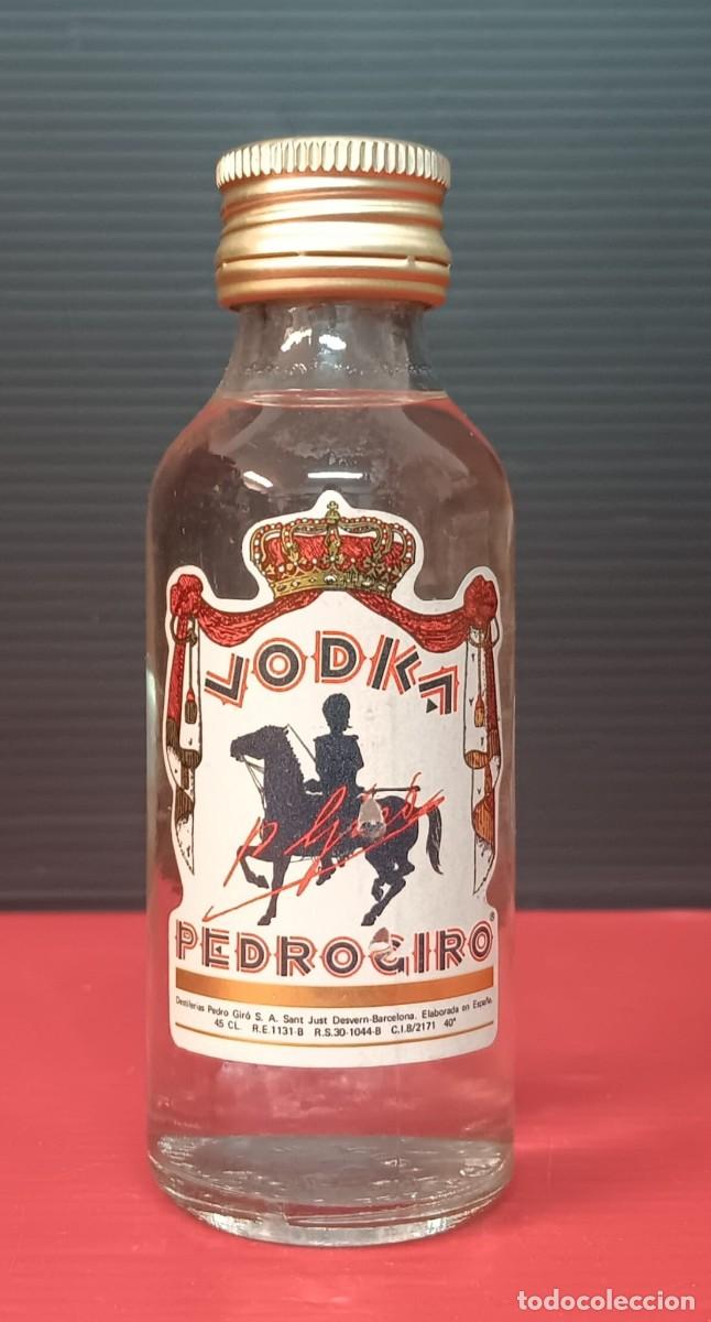 Collection of wines and liquors: ANTIGUA MINI BOTELLA LICOR VODKA PEDRO GIRO