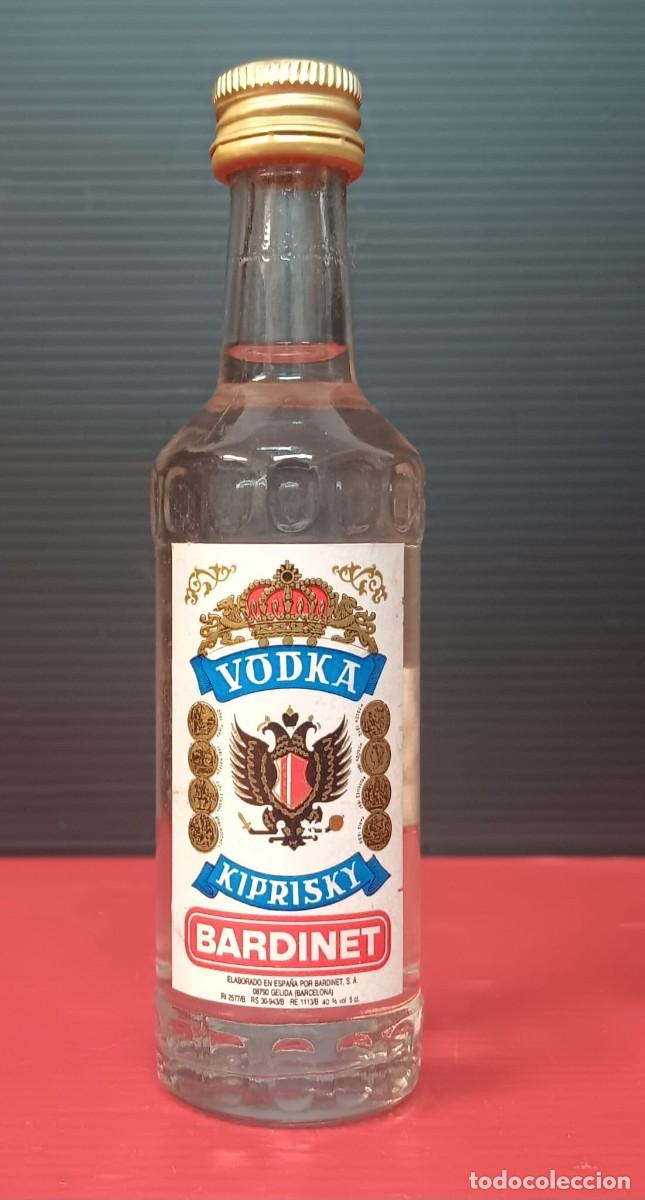Collection of wines and liquors: ANTIGUA MINI BOTELLA LICOR VODKA KIPRISKY