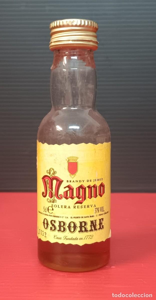 Coleccionismo de vinos y licores: ANTIGUA MINI BOTELLA DE PLASTICO LICOR BRANDY MAGNO