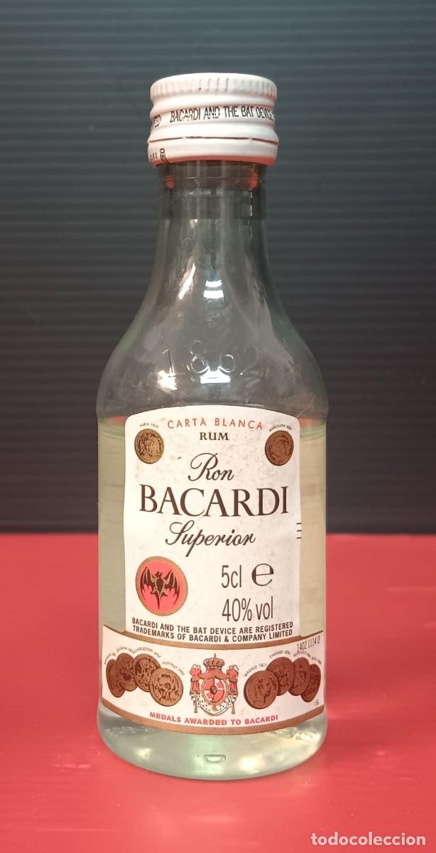 Coleccionismo de vinos y licores: ANTIGUA MINI BOTELLA DE PLASTICO LICOR RON BACARDI