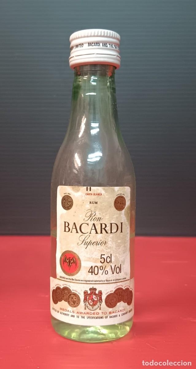 Coleccionismo de vinos y licores: ANTIGUA MINI BOTELLA DE PLASTICO LICOR RON BACARDI