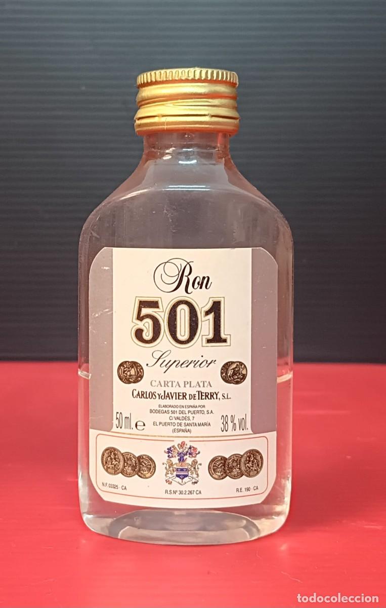 Coleccionismo de vinos y licores: ANTIGUA MINI BOTELLA DE PLASTICO LICOR RON 501
