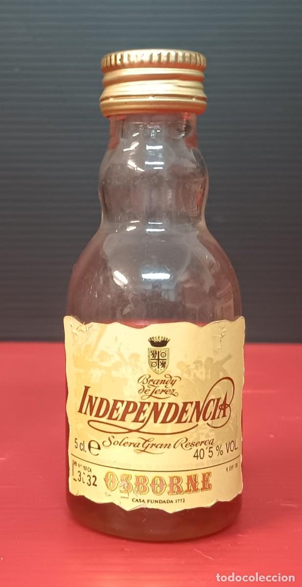 Coleccionismo de vinos y licores: ANTIGUA MINI BOTELLA DE PLASTICO LICOR BRANDY INDEPENDIENTE