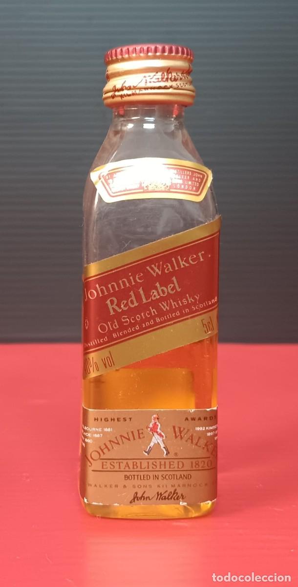 Coleccionismo de vinos y licores: ANTIGUA MINI BOTELLA DE PLASTICO LICOR WHISKY JOHNNIE WALKER