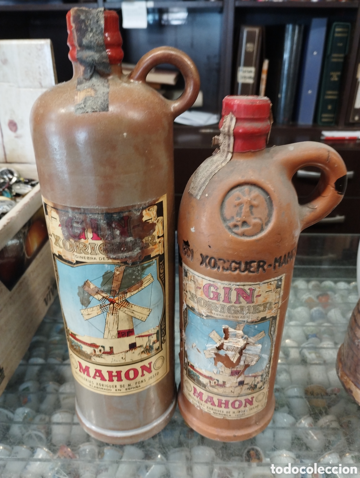 Coleccionismo de vinos y licores: Lote de 2 botellas de Gin Xoriguer diferentes llenas y antiguas