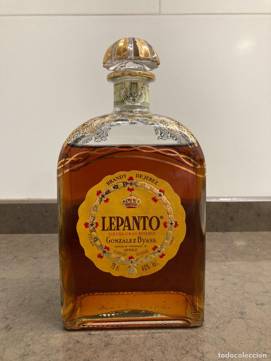 Coleccionismo de vinos y licores: Antigua botella abierta de brandy Lepanto Bodegas Gonzalez Byass Jerez.