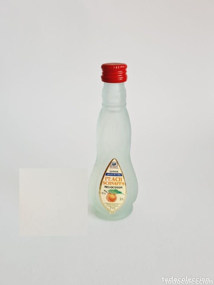 Collection of wines and liquors: BOTELLITA LICOR MELOCOTON 13CM VIDRIO BOTELLIN