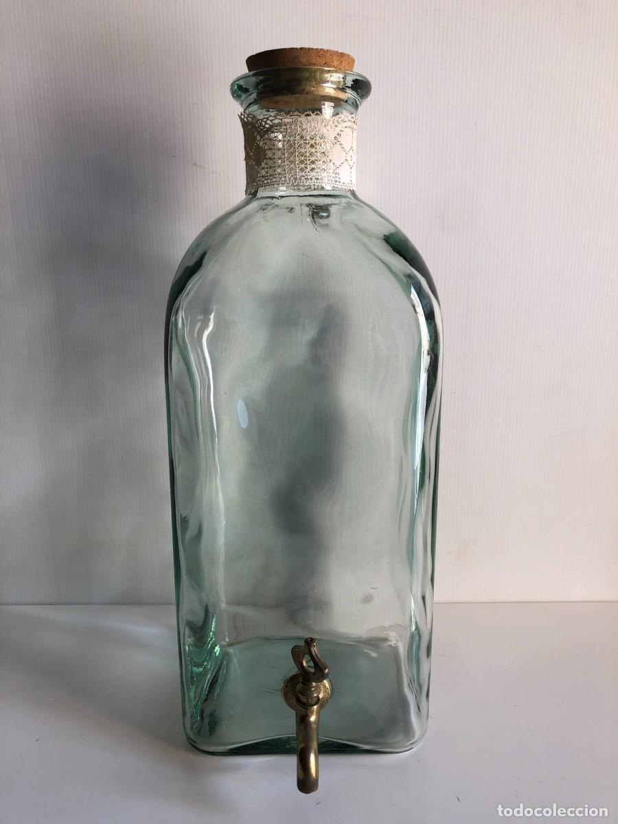Coleccionismo de vinos y licores: Botella vintage con grifo de bronce