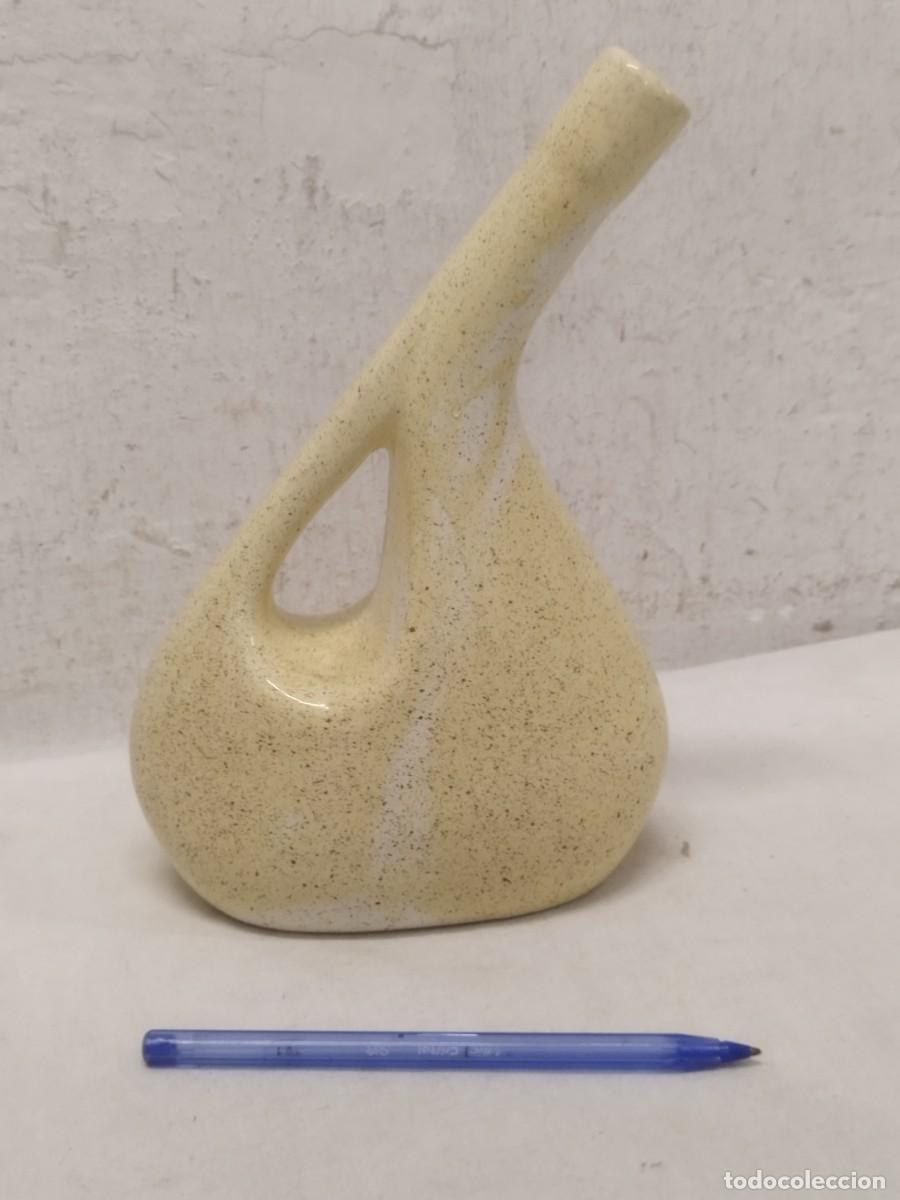 Coleccionismo de vinos y licores: Antigua botella de porcelana. Para vino o licor.