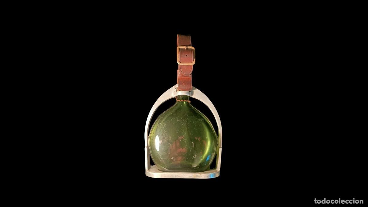 Sammlung von Weinen und Lik&ouml;ren: BOTELLA DECORATIVA ARMAGNAC DUCASTAING - ESTRIBO ECUESTRE - VIDRIO SOPLADO VERDE - VINTAGE 60/70