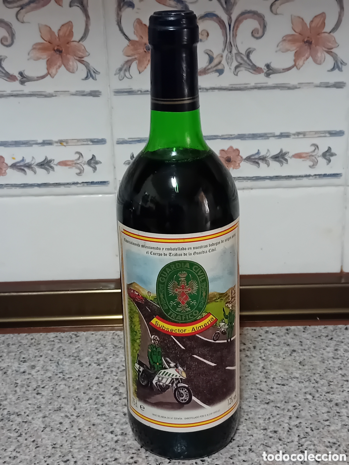 Coleccionismo de vinos y licores: BOTELLA VINO PRECINTADA GUARDIA CIVIL DE TRAFICO ALMERIA. A&Ntilde;OS 80