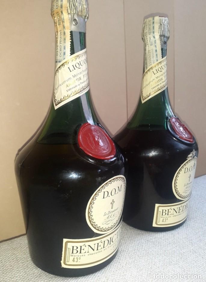 Coleccionismo de vinos y licores: Benedictine LICOR 2 BOTELLAS a&ntilde;os 70 sello 8 pesetas precintada OPORTUNIDAD ENV&Iacute;O PEN&Iacute;NSULA GRATIS