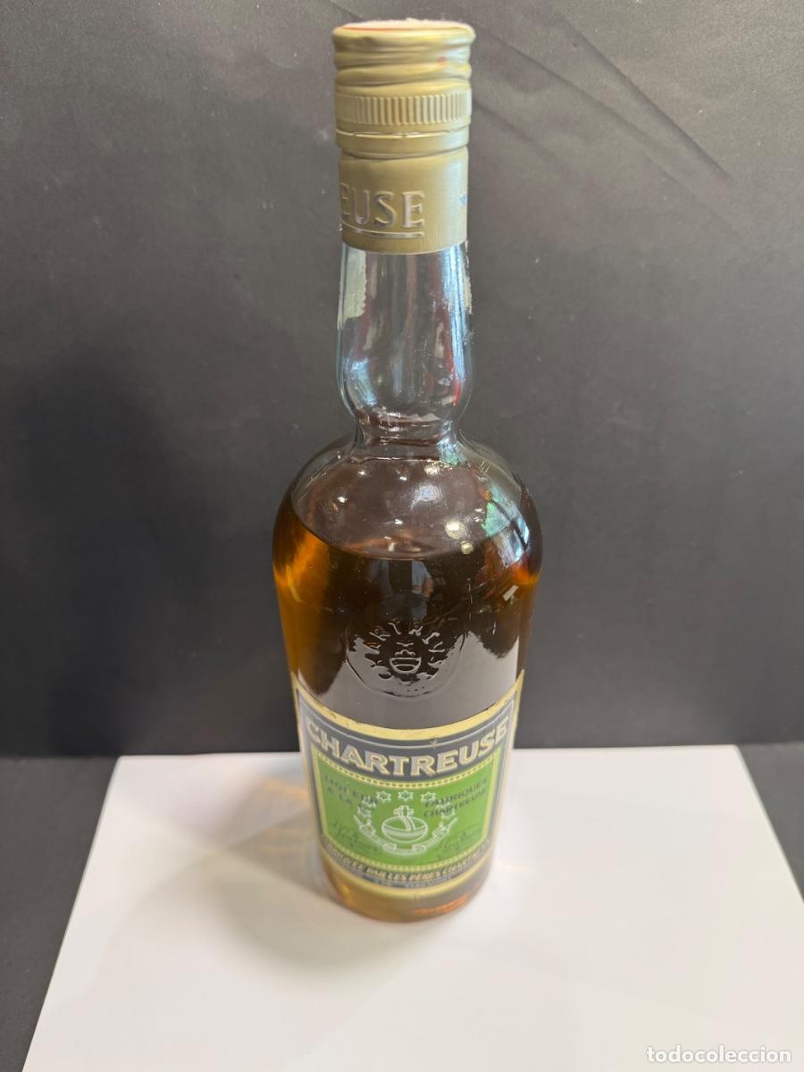 Coleccionismo de vinos y licores: CHARTREUSE VERDE TARRAGONA BOTELLA ABIERTA CASI LLENA (G)