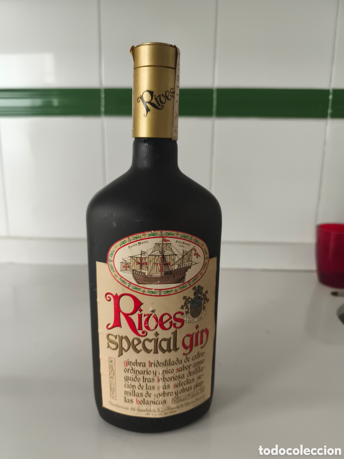 Coleccionismo de vinos y licores: Antigua botella de Gin Rives special llena y cerrada precinta 4 pesetas