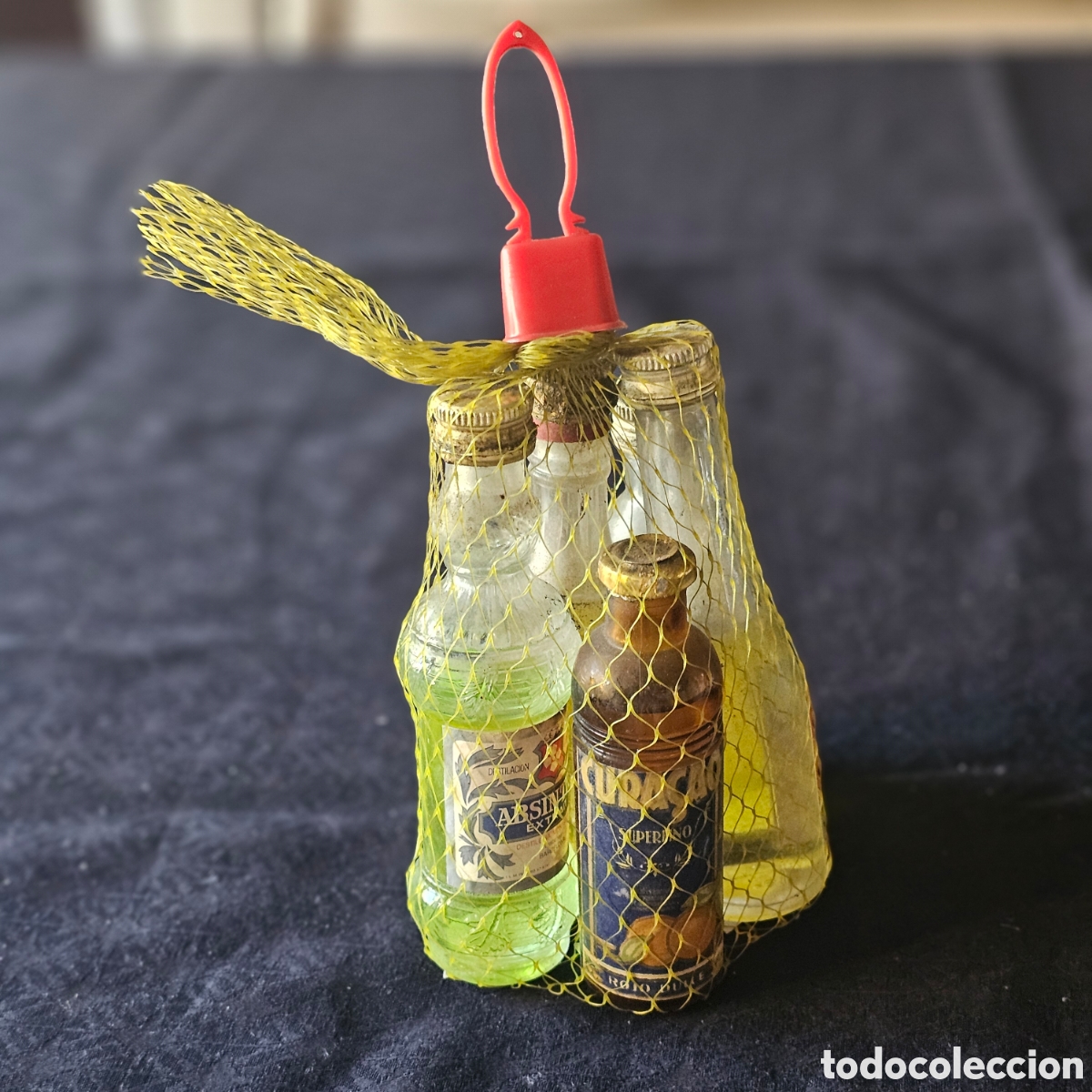 Coleccionismo de vinos y licores: ​Lote Vintage 5 Botellitas Miniatura Licor Montserrat - Con Malla y Precinto Original (70s/80s)