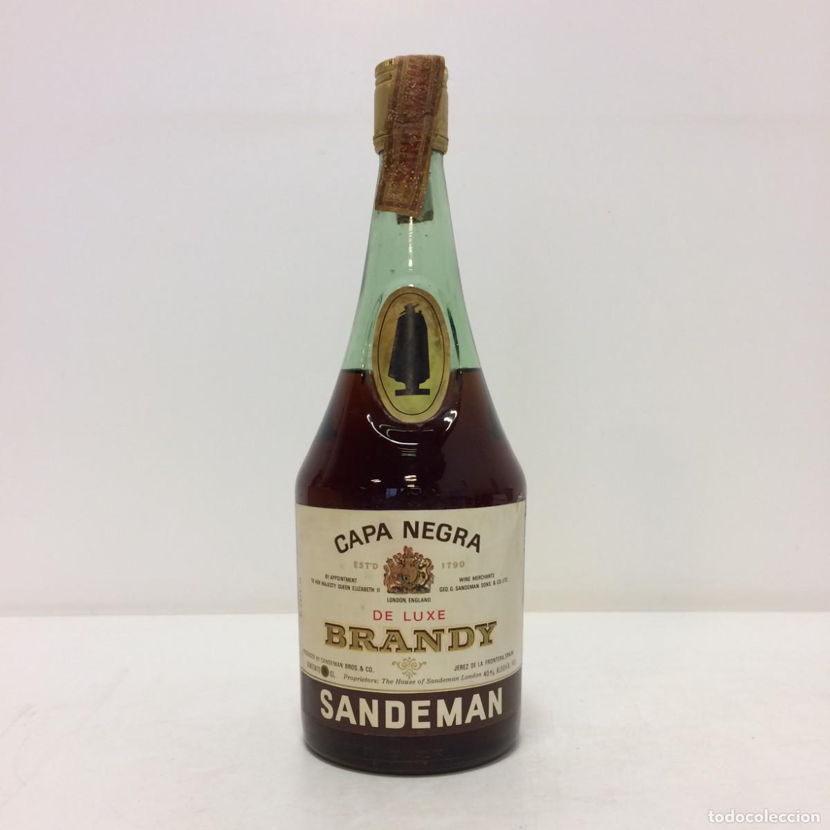 Coleccionismo de vinos y licores: Brandy: Capa Negra Brandy De Luxe, Sandeman, Sello 4 pesetas (Jerez)