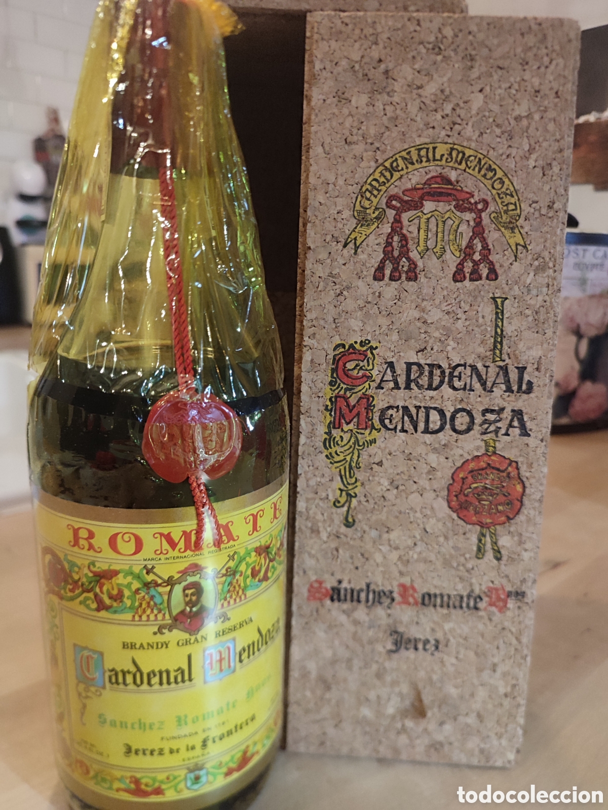 Coleccionismo de vinos y licores: Lote cardenal Mendoza caja de corcho m&aacute;s botella de brandy a&ntilde;os 80