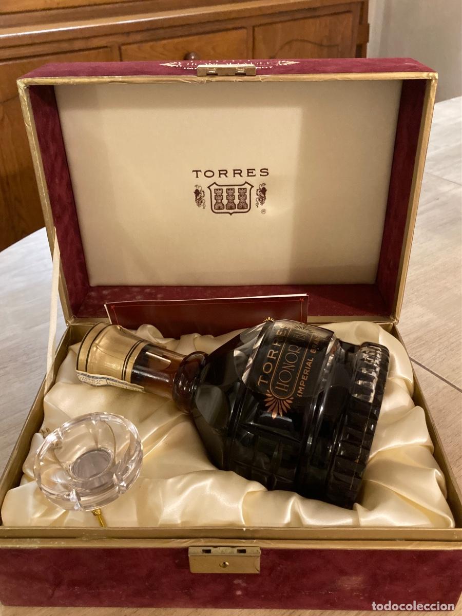 Coleccionismo de vinos y licores: Antigua botella precintada de Imperial Brandy TORRES HONORABLE con estuche de lujo. 75cl. 40%vol.