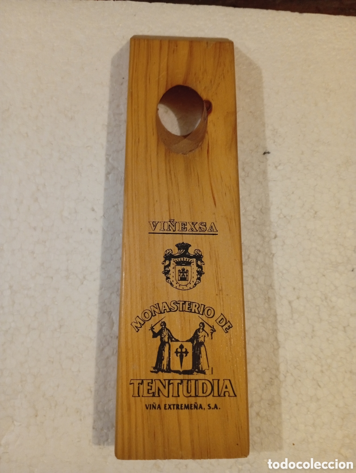 Coleccionismo de vinos y licores: EXPOSITOR INDIVIDUAL INCLINADO DE MADERA PARA BOTELLAS DE VINO.