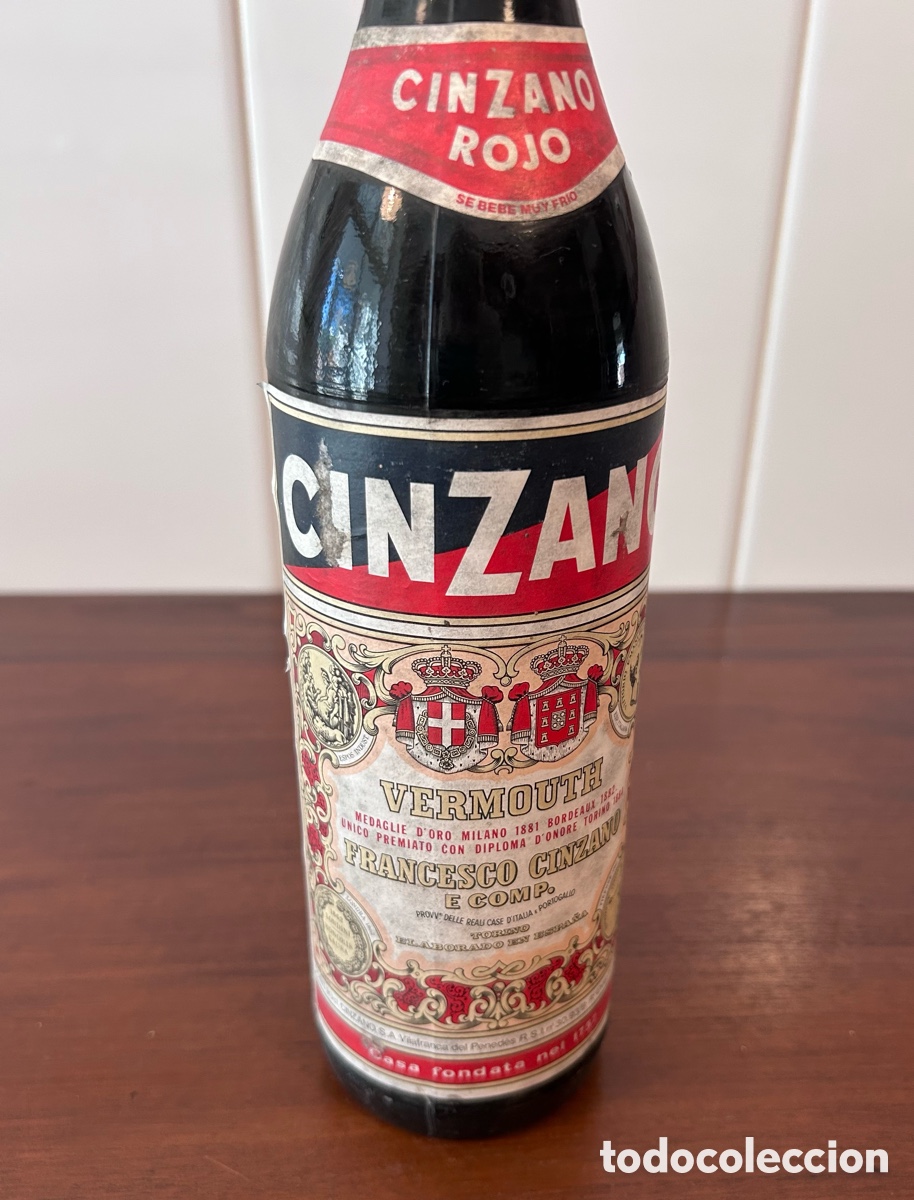 Coleccionismo de vinos y licores: CINZANO ROJO. VERMOUTH. BOTELLA PRECINTADA Y LLENA