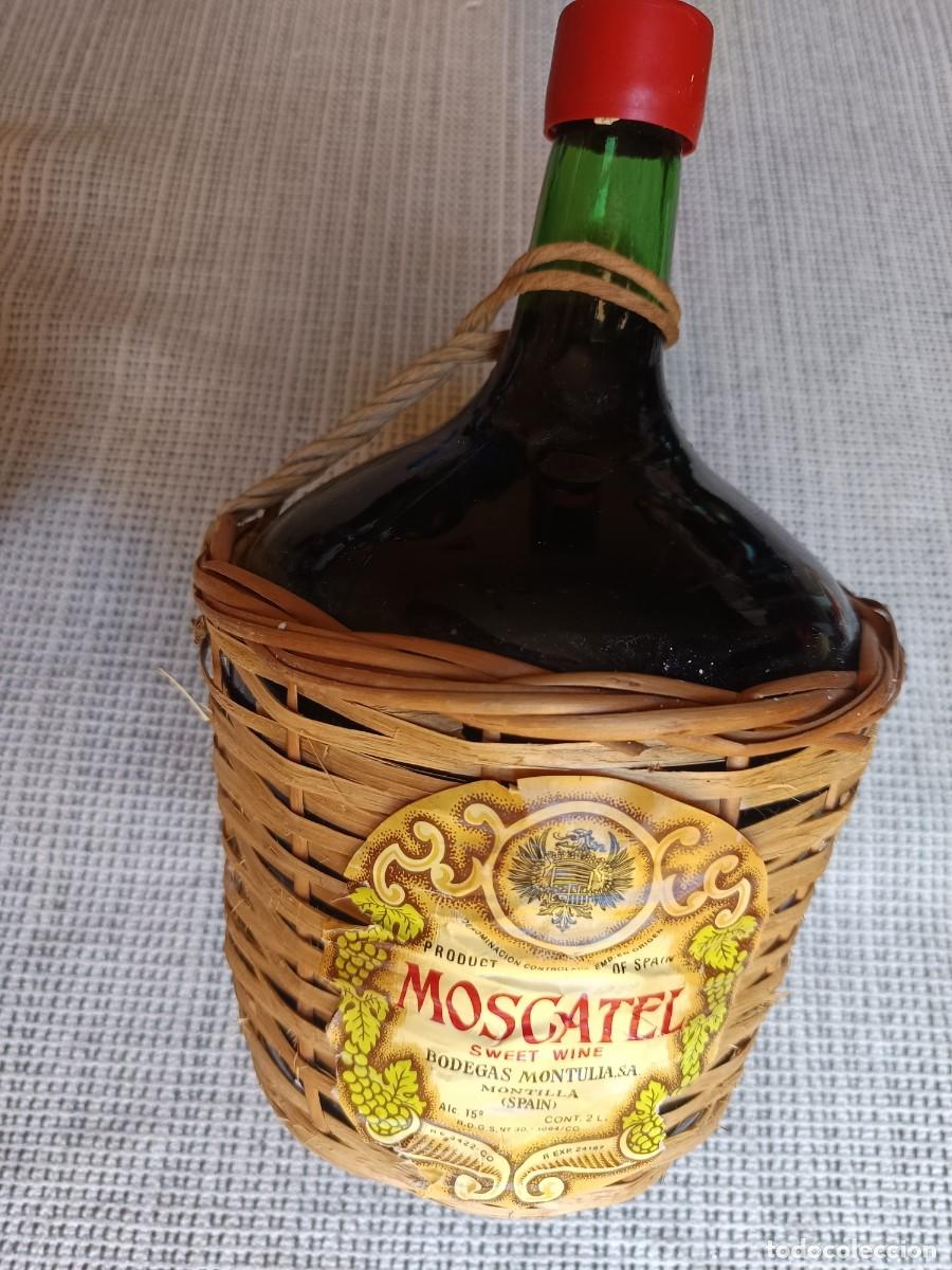 Coleccionismo de vinos y licores: Botella de vino moscatel bodegas montulia llena.