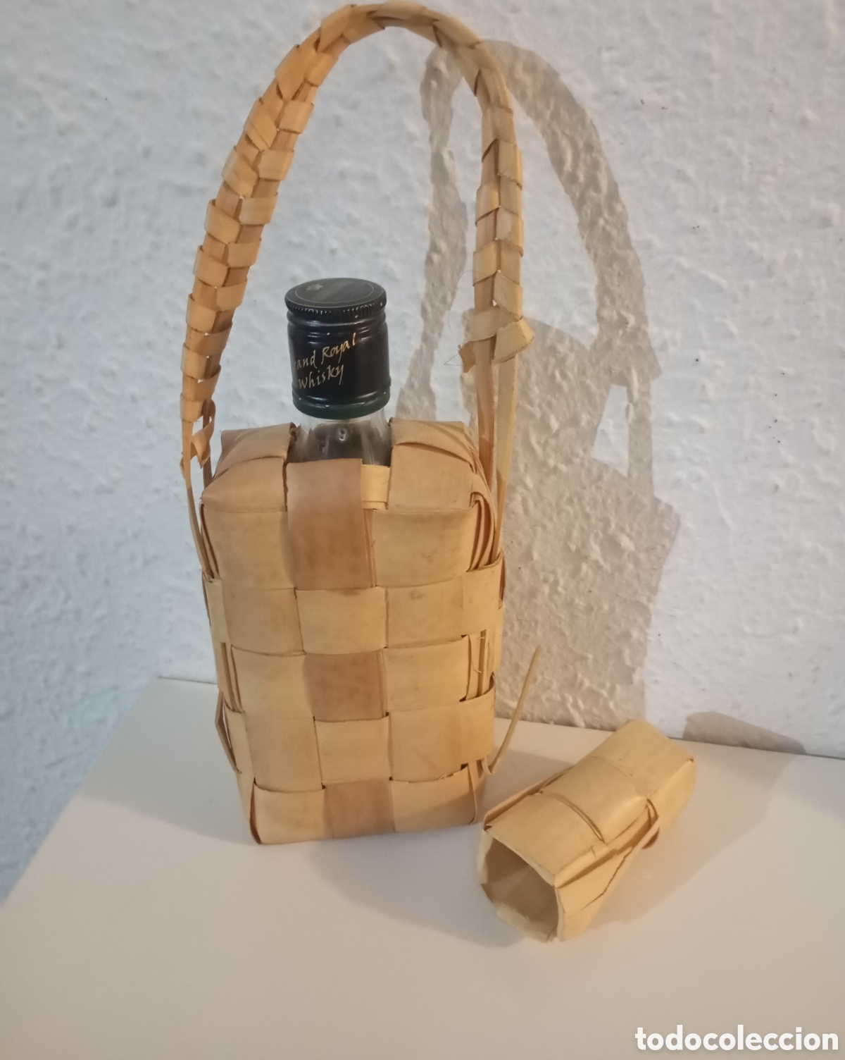 Coleccionismo de vinos y licores: Grand Royal Whisky 24cm Funda Madera Trenzada Estilo Petaca Vintage Botella Antigua Abierta