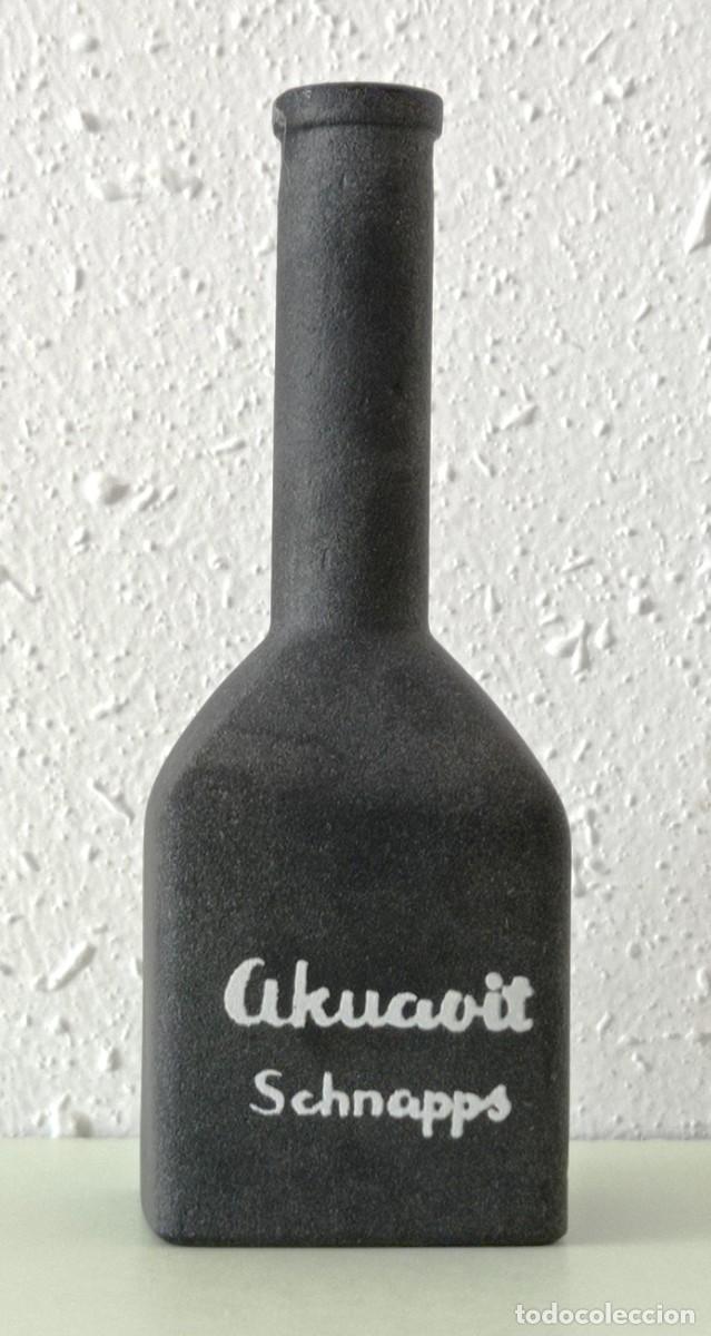 Coleccionismo de vinos y licores: BOTELLITA BOTELL&Iacute;N AKUAVIT SCHNAPPS (NOGUERAS COMAS) BARCELONA (10,8cm ALTO)