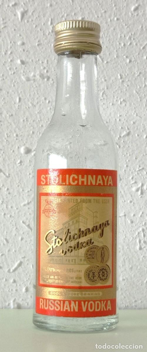 Coleccionismo de vinos y licores: BOTELLITA BOTELL&Iacute;N VODKA ''STOLICHNAYA'' (DESTILER&Iacute;A CRISTALL) MOSC&Uacute; (URSS) (12cm ALTO)
