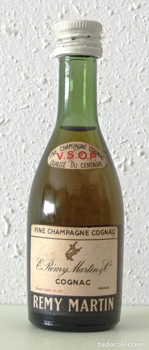 Coleccionismo de vinos y licores: BOTELLITA BOTELL&Iacute;N COGNAC ''R&Eacute;MY MARTIN'' (E. R&Eacute;MY MARTIN & Co.) (FRANCIA) (10,2cm ALTO)