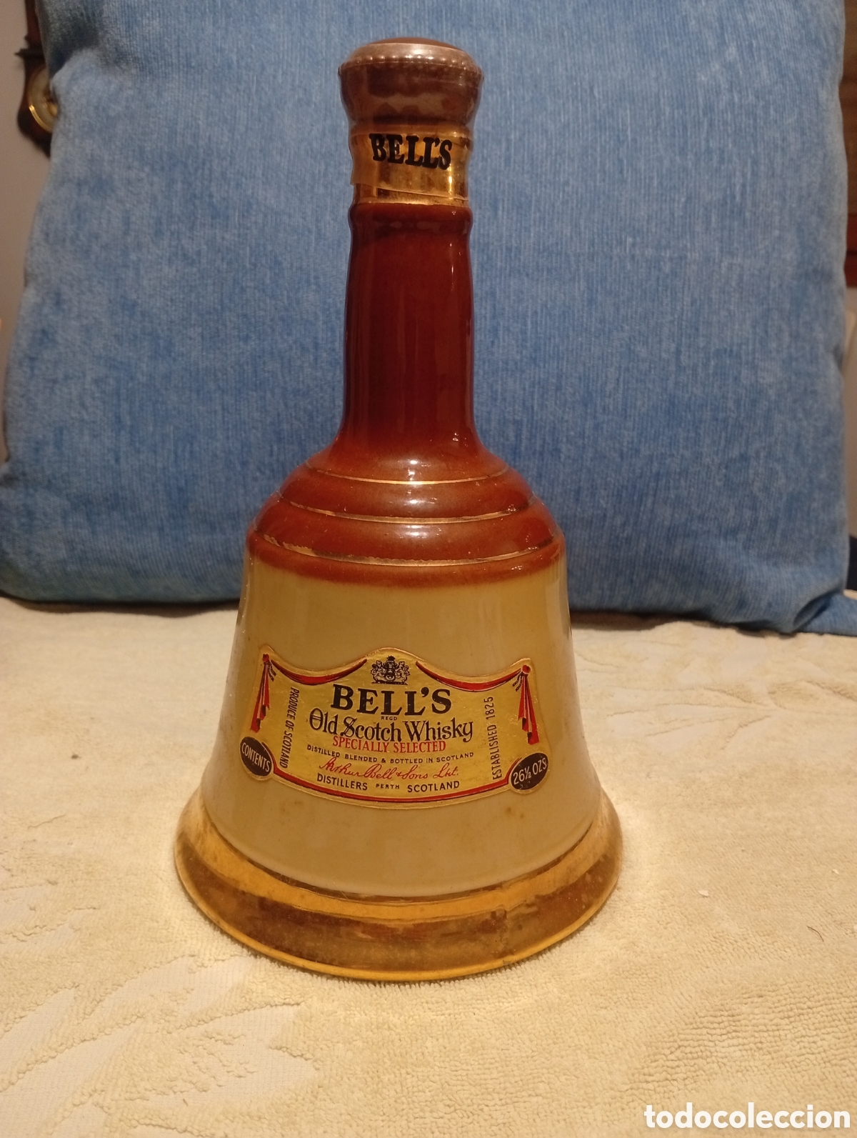 Coleccionismo de vinos y licores: whisky BELL'S, botella cer&aacute;mica con forma de campana, sin abrir