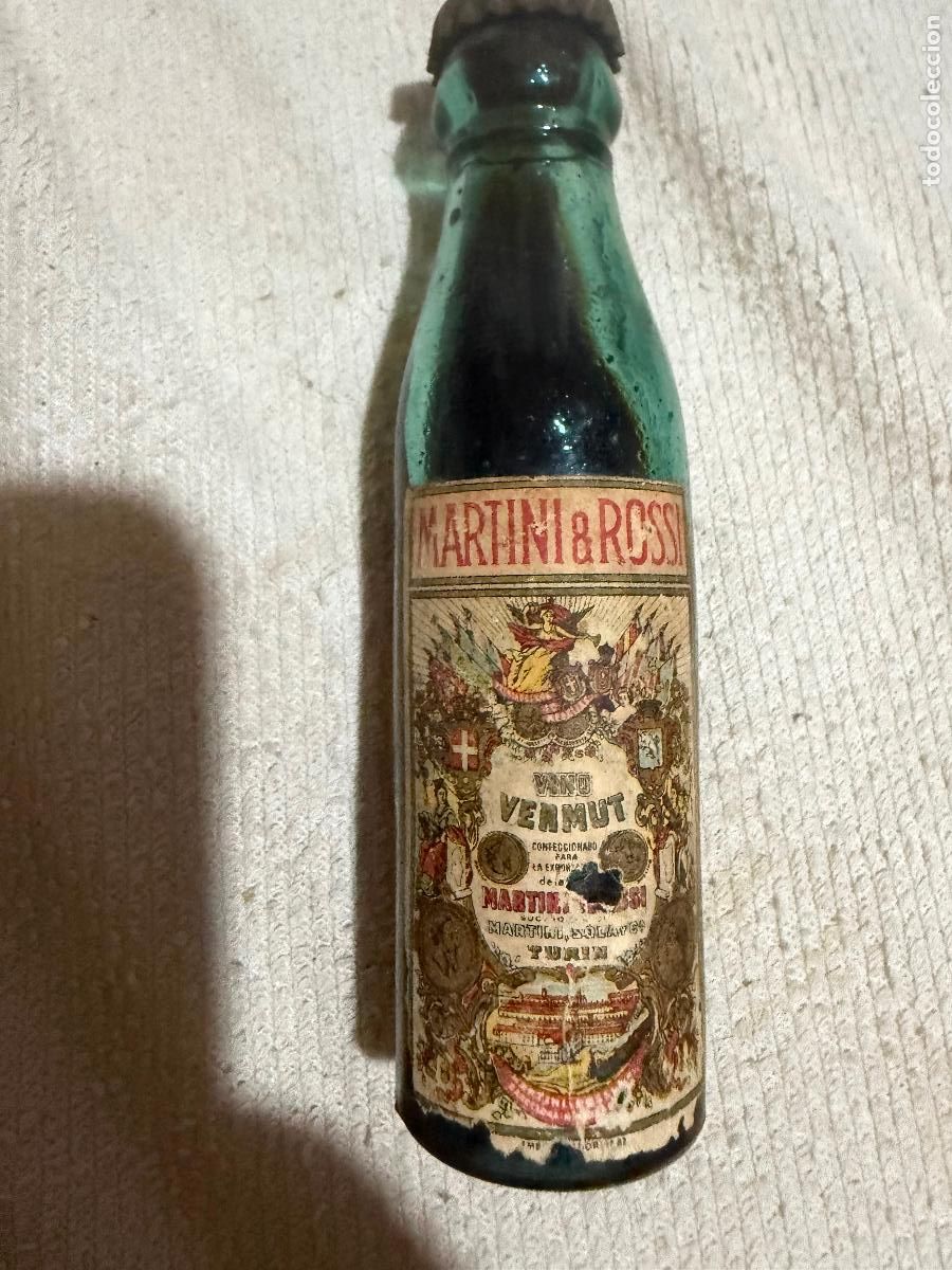 Coleccionismo de vinos y licores: Botell&iacute;n sin abrir martini rossi etiqueta letras y chapa en relieve