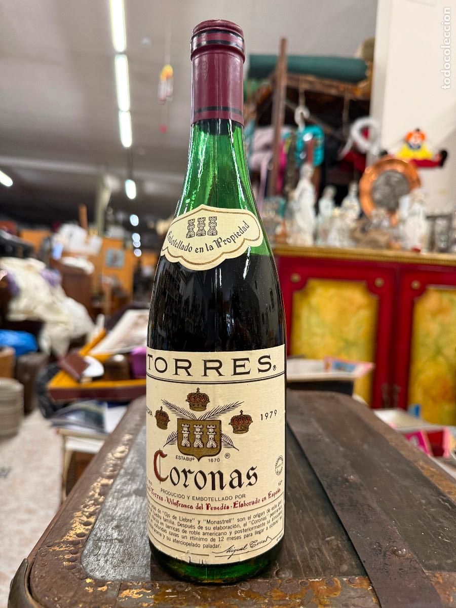 Coleccionismo de vinos y licores: Antigua botella de vino TORRES 3 CORONAS. Cosecha 1979