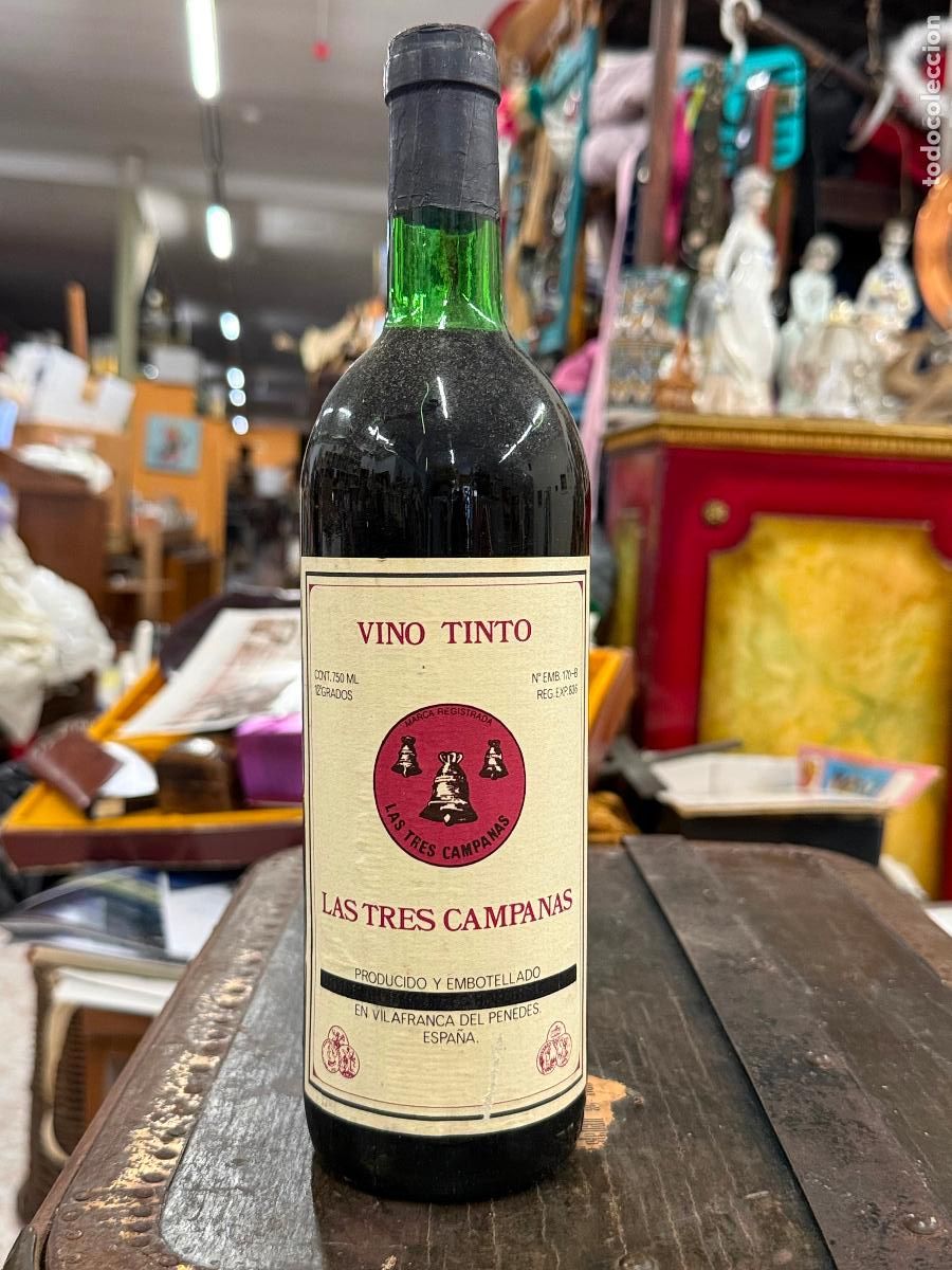 Coleccionismo de vinos y licores: Antigua botella de vino.TINTO. LAS TRES CAMPANAS. Vilafranca del Penedes
